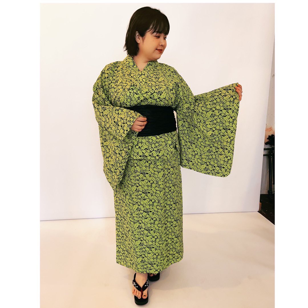 amane_ten1219's tweet photo. 今着たい!
1人で簡単に着たい!
を叶えてくれる2部式浴衣♡
お色は2色✨モノトーン柄もかわいすぎる🥺🎆
「1人で簡単に着られる二部式浴衣」
☟
https://t.co/TTUofqnr4n
お値段は¥5,599円〜みたい✨Checkしてみて♡
#nissen #smileland #浴衣女子 https://t.co/torlt2dhUU