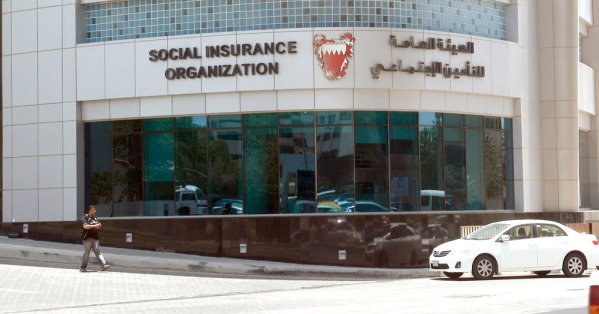 فتح مجلس المناقصات والمزايدات في جلسته الخميس مناقصة للهيئة العامة للتأمين الاجتماعي للتأمين الصحي لموظفي الهيئة، وكان أقل عطاء لشركة ميدغلف تكافل بنحو 403.3 ألف دينار، 
(شخبار العجز الاكتواري والزيادة السنوية للمتقاعدين3%)
وهل باقي موظفي الحكومة يشملهم التأمين الصحي؟؟