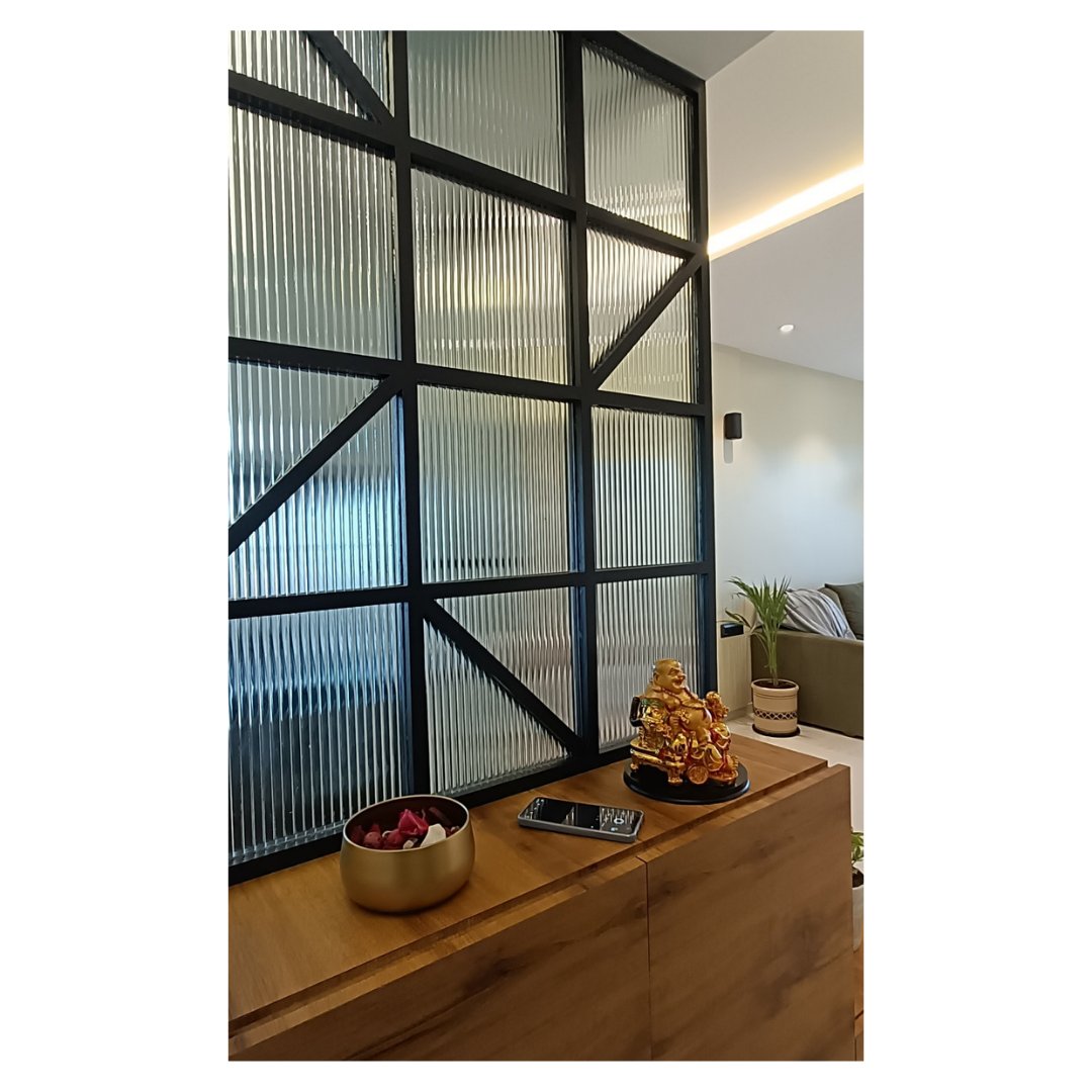 HK_DesignStudio's tweet photo. Upon entrance removed wall and introduced a sleek, multipurpose storage unit where fluted glass seems to go hand in hand with matte black painted mdf.

#designbyhkdesignstudio #minimalisthome #foyerdesign #flutedesign #flutedglass #entrancedesign #interior #interiordesigning https://t.co/qVppwiMF4N