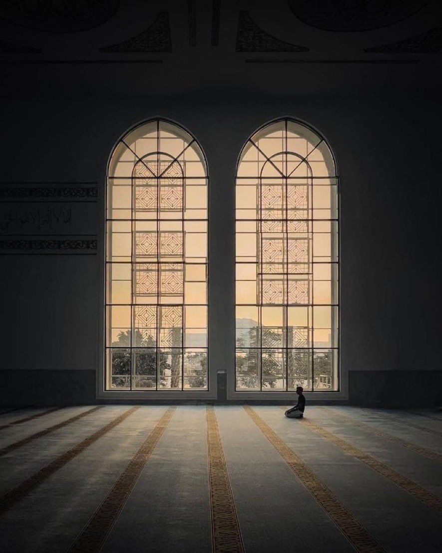 FbhKsa's tweet photo. *الحياة طريق محفوفٌ بالعثرات والمواجع، ما إن تخفت عثرة حتى تبزغ أخرى، وعلى هذا طُبعَت،وإنما يفوز في هذا الطريق الوعِر من عوّد نفسه التجاوز، تجاوز الهزائم، تجاوز العثرات، تجاوز المواجع، تجاوز الناس. التجاوز بمعناه الواسع.يڪاد يڪمن السرُّ ڪله في التخطي والتجاوز..“* https://t.co/cWeT8HIMrz