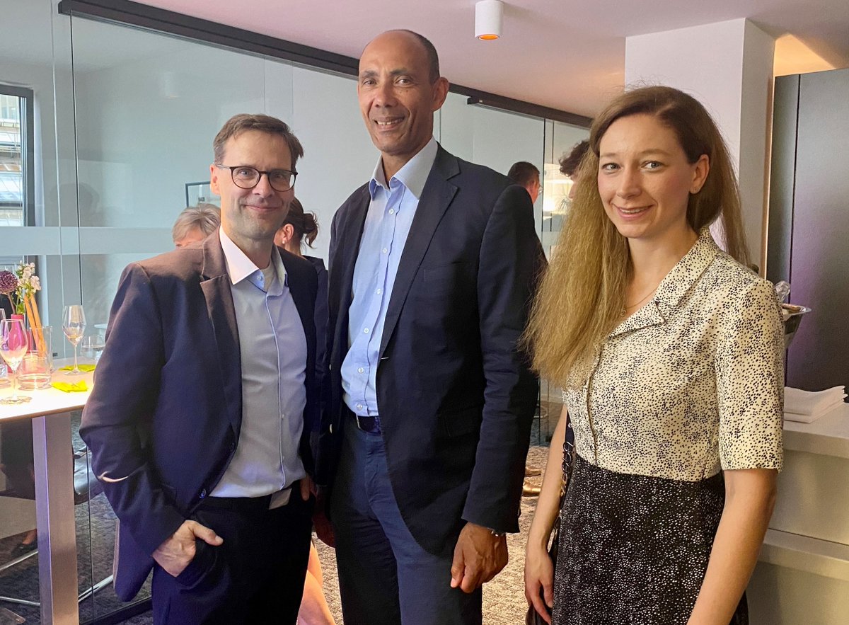 en2x_eV's tweet photo. Wir bedanken uns bei unseren Gästen für einen tollen Abend und viel spannenden Austausch über die #Energiewende und die Rolle von #Efuels, #Sustainable Aviation Fuels #SAF, #Wasserstoff, #Verkehrswende, #Emobilität, #RaffinerienderZukunft und vielem mehr! https://t.co/cbtcIBSzkn