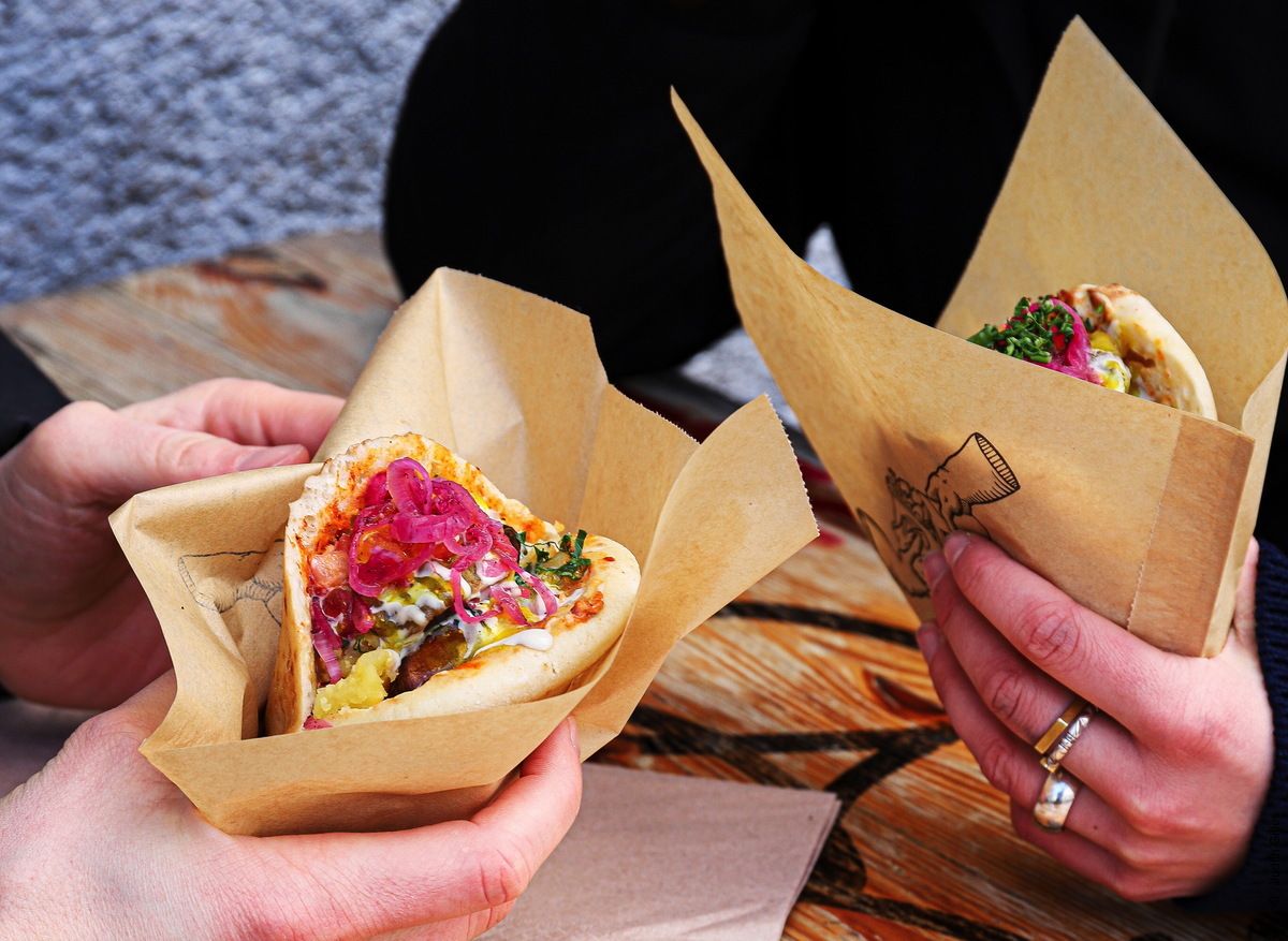 VisitGermanyUK's tweet photo. What do you think of Doner Kebabs in Germany? As a dish with Turkish roots, today's German cuisine would not be complete without the Döner. Just in Berlin, an average 400,000 kebabs are consumed every day. https://t.co/6OqVYQU9Xd