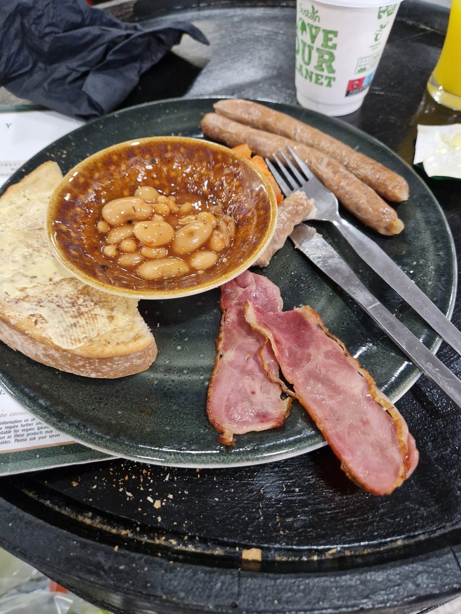 Darryll83's tweet photo. @DublinAirport Think you need to do expectations vs reality as I was served this shambles after passing US pre clearance! https://t.co/pfIk2bRij3