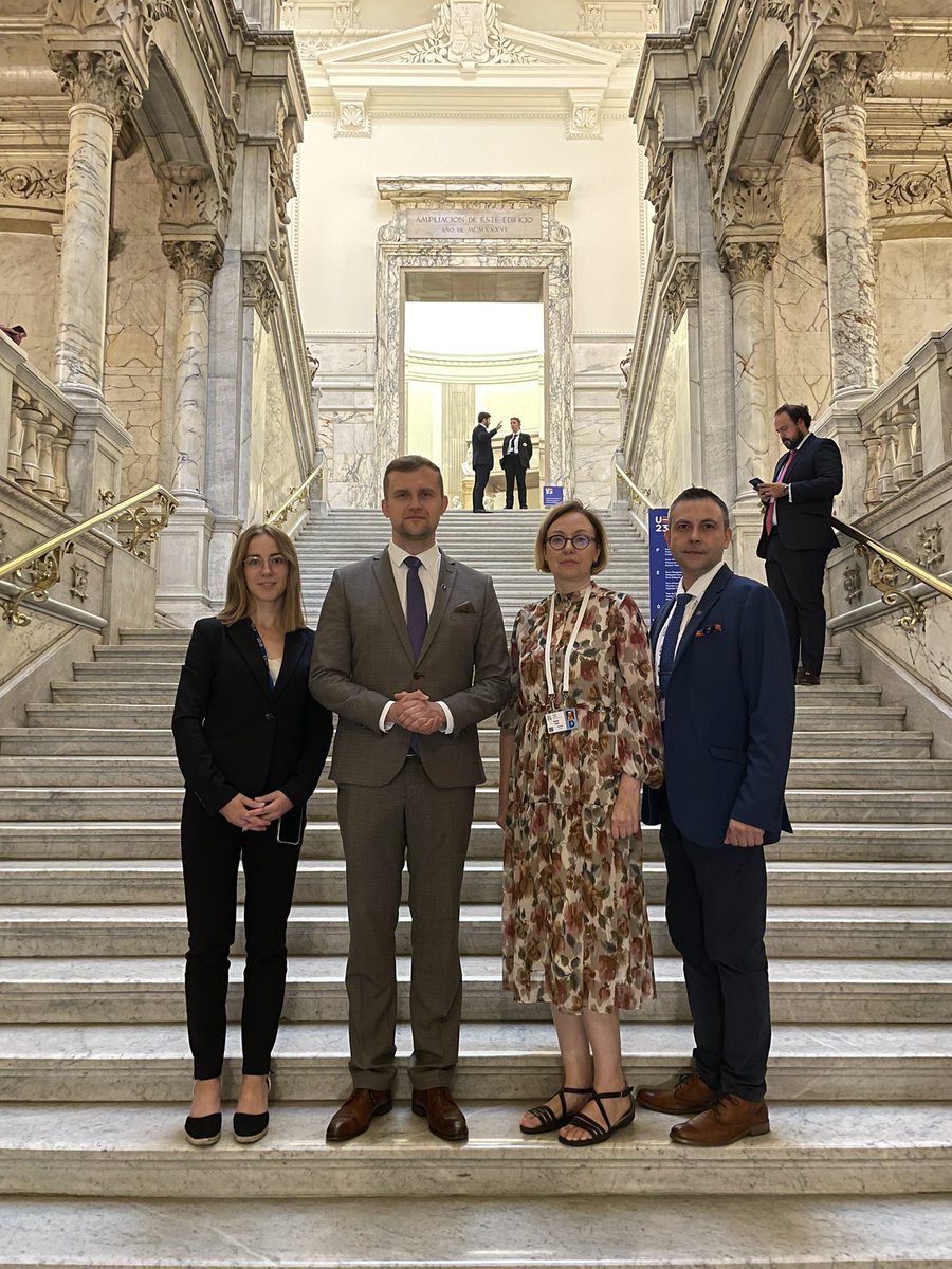 MaksimsI's tweet photo. Īpašs izaicinājums atrasties uzvalkā Madridē, kur šobrīd ir 37 grādi, vienlaikus uzturam pilnvērtīgu diskusiju ar DV par sociālo dialogu un investīcijām #espres #socialdialogue #eu #socialinvestments #latvia #Espagne #social https://t.co/yFA6mpn0ka