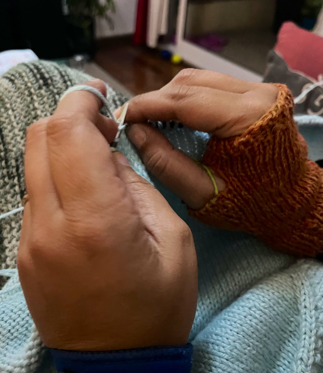 SpookyS's tweet image. Finishing my dads sweater with my half #knitted gloves. If this is not a #knitter signature I do not know what is it.
