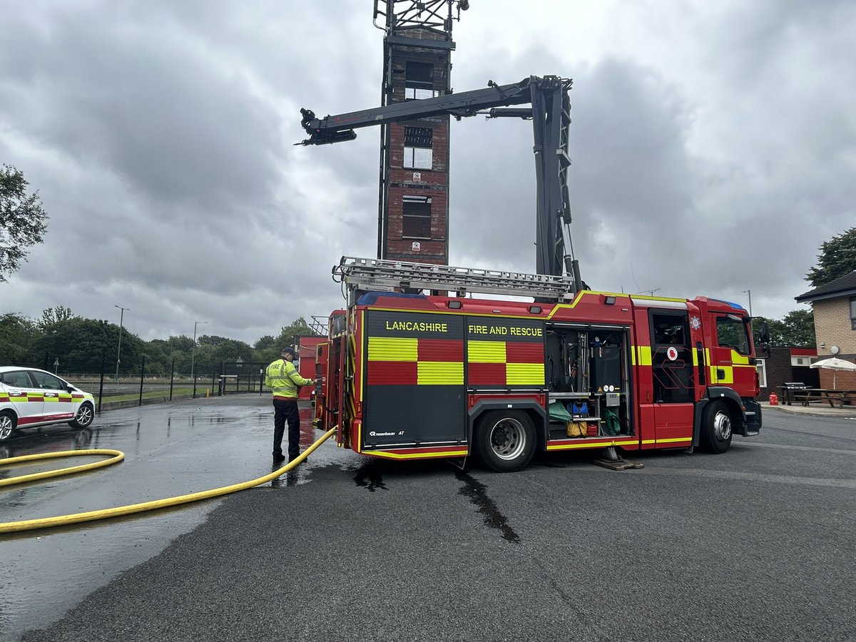 lewis11483184's tweet photo. Massive Thanks to the crews at Skelmersdale to let me get some amazing pics of the Stinger and have a look round and watch you done some training with the Stinger #LFRS https://t.co/G6hL2ZmGMX