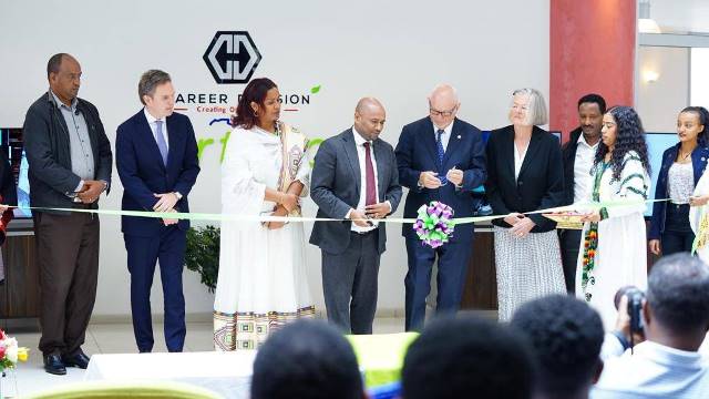 ኢትዮጵያዊው ዳን ኢነርጂ እና ኢንዱስትሪ ፋይቭ ግሩፕ የተባለው የአሜሪካ ኩባንያ በጋራ የኤሌክትሮኒክስ ምርቶችን ሊያመርቱ ነው፡፡

ethiofm107.com/2023/07/14/%e1…