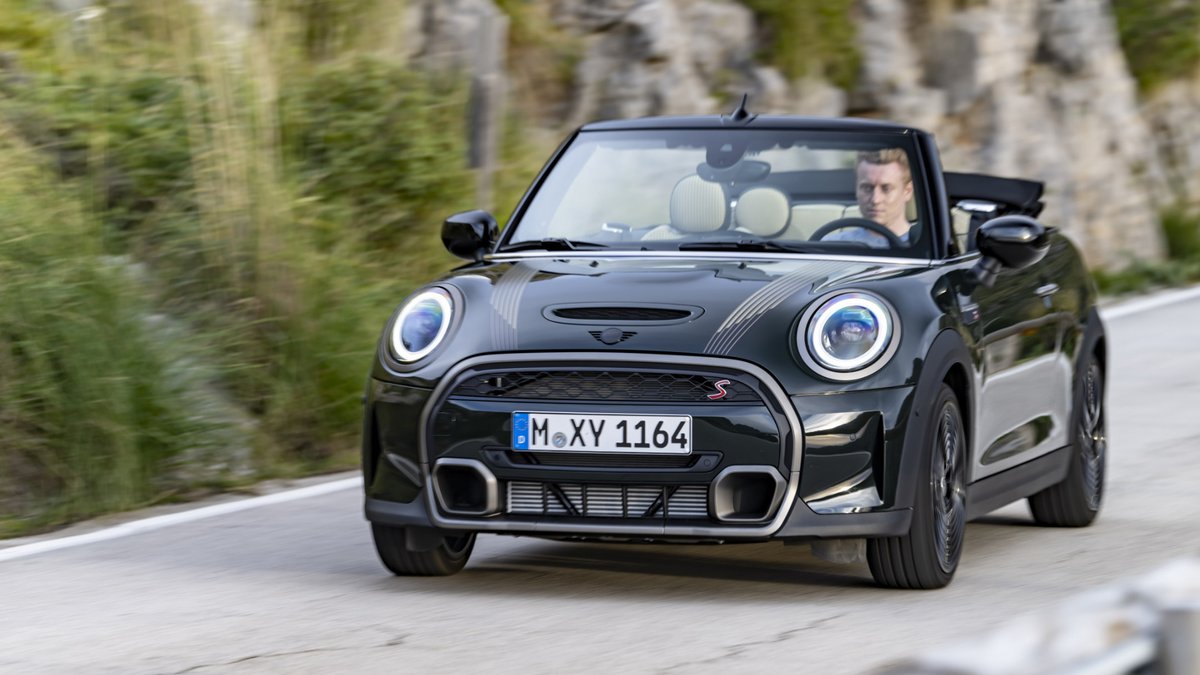 MINIEspana's tweet photo. Rindiendo homenaje a nuestro legado: el MINI Cabrio Resolute Edition. 

¡La forma perfecta de desconectar este verano! 

#MINIES #MINICabrio #ResoluteEdition https://t.co/RqgLsiK2mG