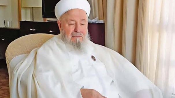 “Hava biraz sıcak oldu diye hepimiz darlanmaya başladık. Ya bir de cehennemi düşünün! Demirden kilitli sandıklar içerisinde, tunç ve bakır gibi eritilmiş sular içmek, zakkum yemek, hiç buna dayanılır mı? Allah’ım sen hepimizi kayır!”

Mahmud Ustaosmanoğlu (k.s.)
#mesayihikiram