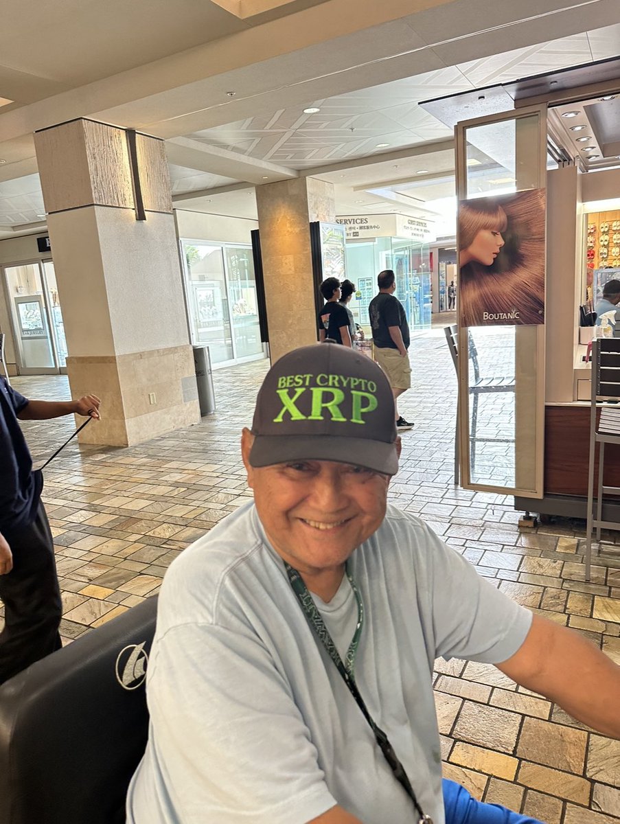 jamesdemos's tweet photo. Can’t remember his name 
But met this champion of a bloke in Hawaii on a recent family holiday // we talked XRP for at least 15 minutes and mentioned that one day in July it will happen.  Hold on to your bags // https://t.co/80cJnin0hE