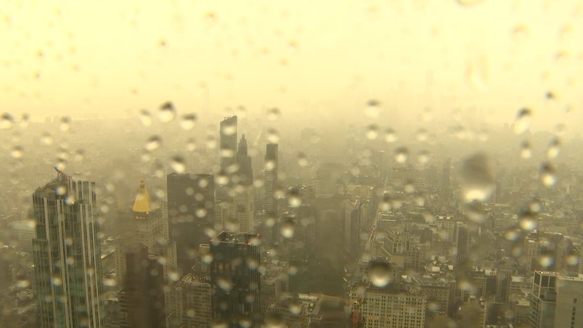 BrittanyBabc7's tweet photo. Heavy rain &amp; lightning now moving through Manhattan. https://t.co/jjqEGaDSGy