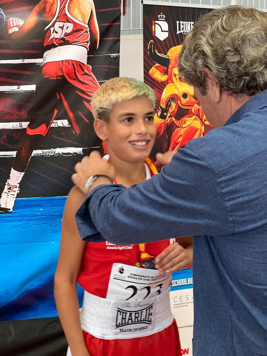 😊Tristán Romero de la EDM Lola Boxing se proclama Campeón de España en Edad escolar.

El deportista almeriense, perteneciente a la escuela deportiva municipal de boxeo ha logrado por tercera vez consecutiva el título.
#AlmeríaEsDeporte

almeriaciudad.es/pmd/tristan-ro…