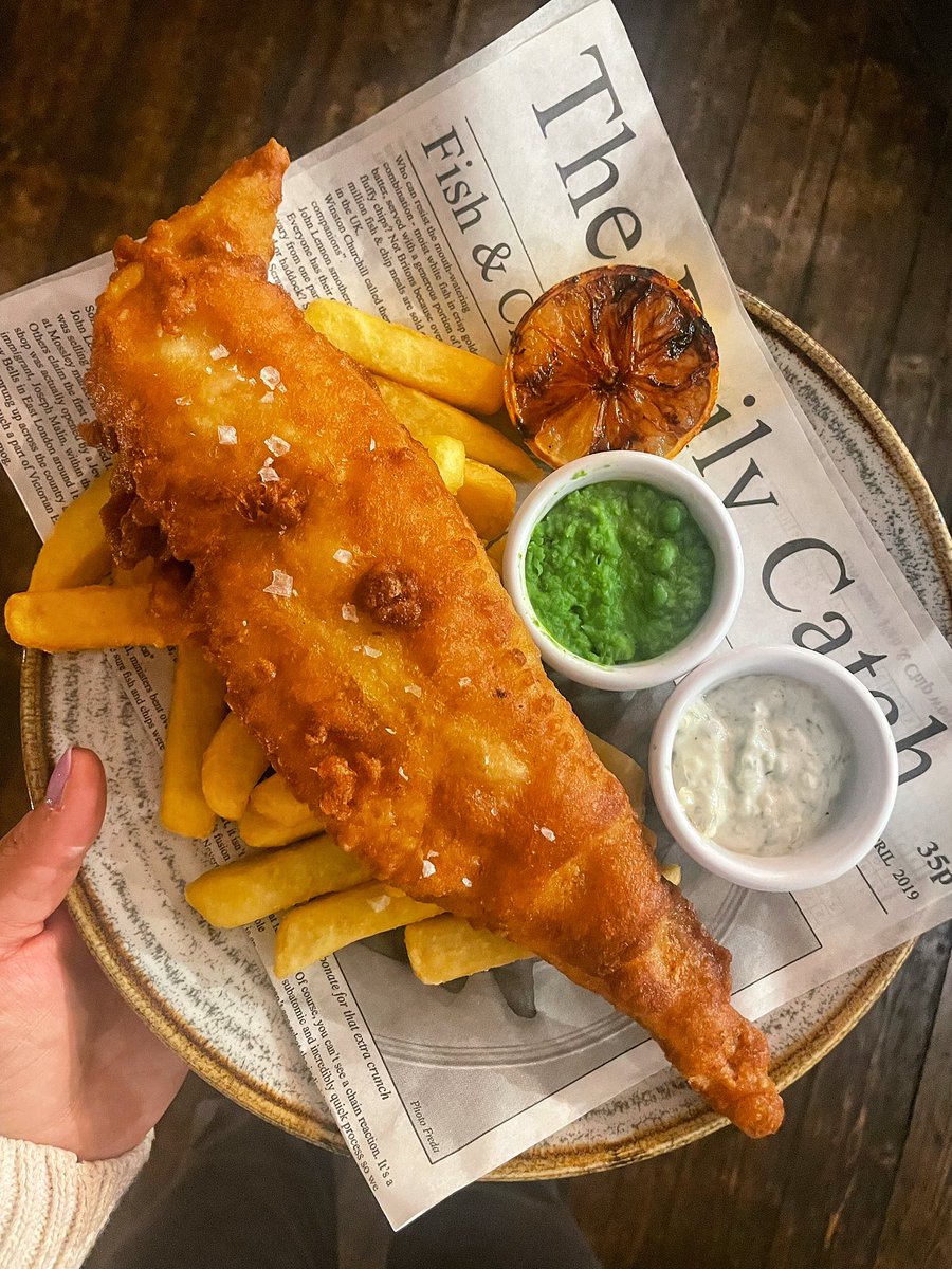 Combination of a crispy and tender beer battered cod with steaming hot chips, minted mushy peas, tartare sauce is just irresistible! 
#FridayVibes #lunchtime #publunch