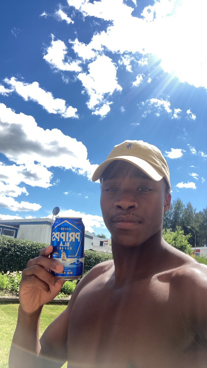KLAVHED8's tweet image. 5 stenhårda dagar firas med lite vatten 🍺#juli