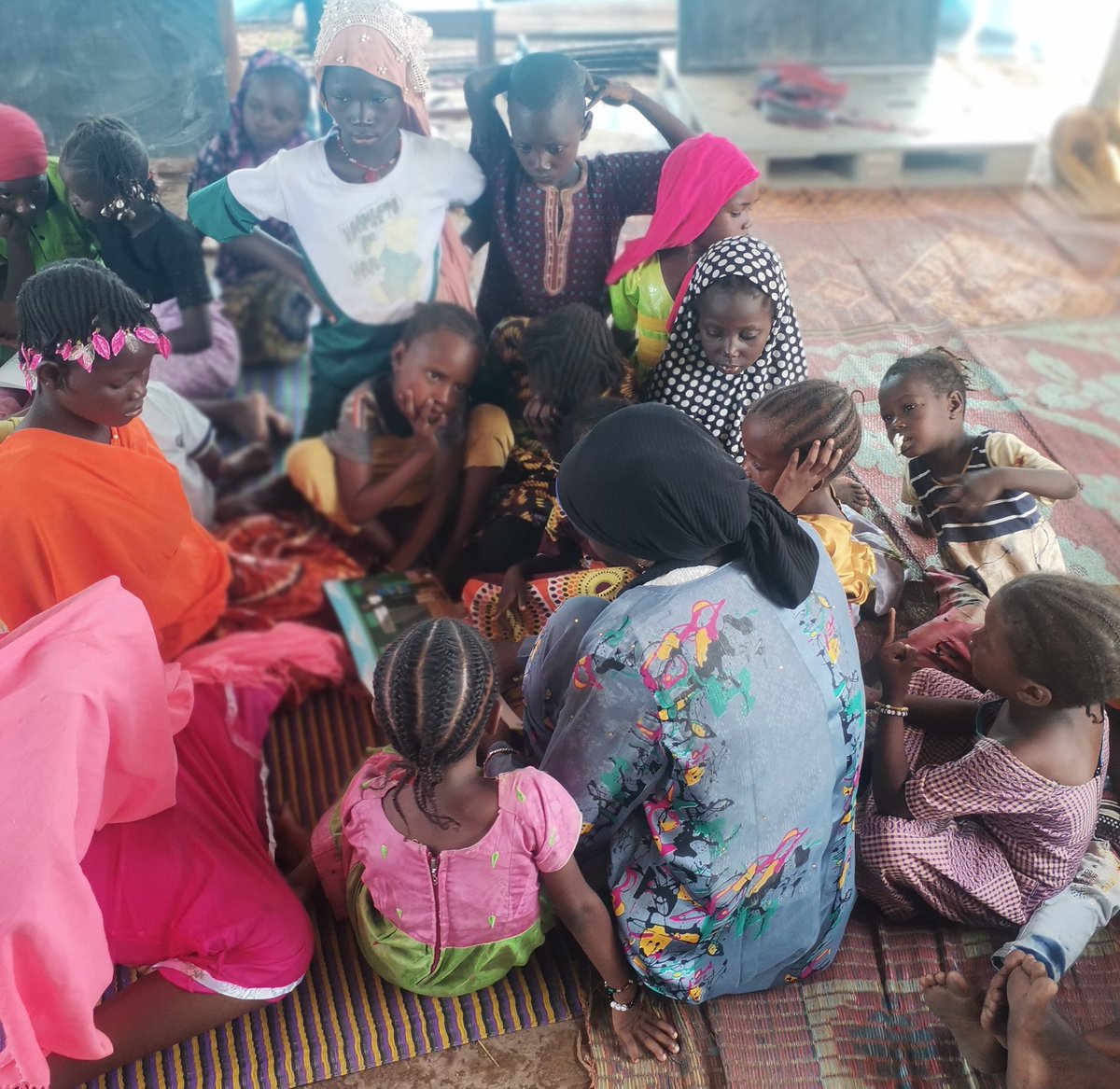 RoukyDoum's tweet photo. "Savoir lire est une chance". Avoir l'accès aux outils est un droit pour chaque enfant. J'étais avec les enfants du site des déplacés internes de faladie ce matin pour un atelier de lecture et c'était top !
#Educ4future
#Lecture
#LirePourSameliorer
#SavoirLirepeuttoutchanger https://t.co/wz5VYHFwH2