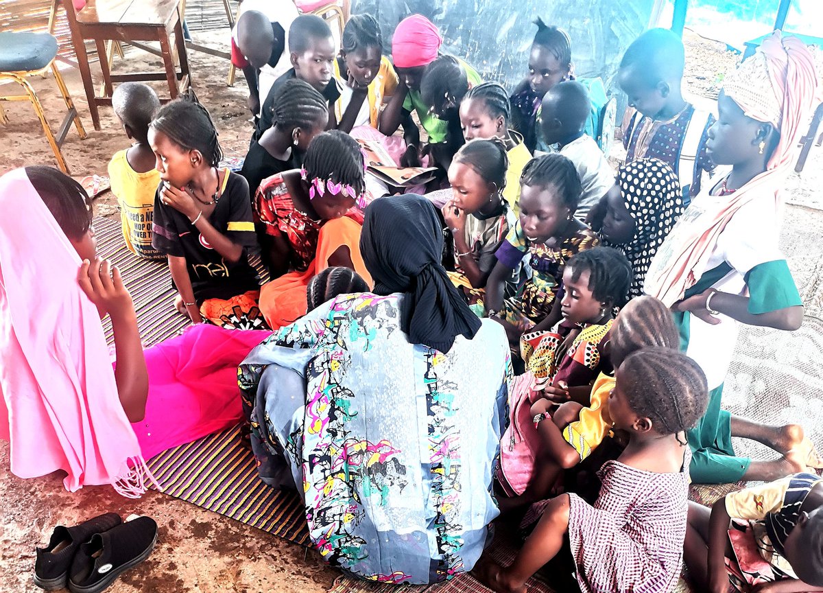 RoukyDoum's tweet photo. "Savoir lire est une chance". Avoir l'accès aux outils est un droit pour chaque enfant. J'étais avec les enfants du site des déplacés internes de faladie ce matin pour un atelier de lecture et c'était top !
#Educ4future
#Lecture
#LirePourSameliorer
#SavoirLirepeuttoutchanger https://t.co/wz5VYHFwH2
