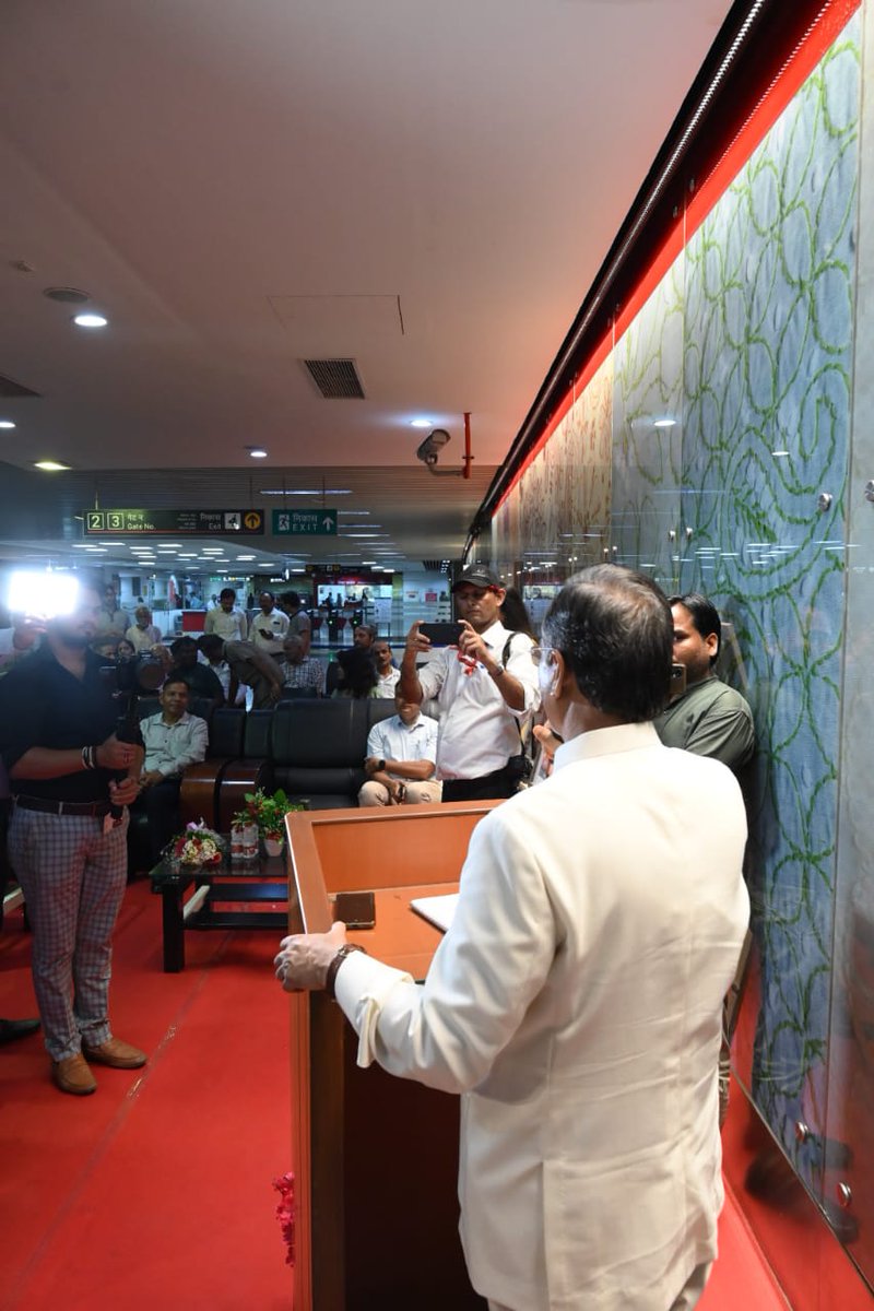 LG_ANI_DrDinesh's tweet photo. हजरतगंज मेट्रो स्टेशन में कला भारती ट्रस्ट, लखनऊ के तत्वाधान में सुप्रसिद्ध चित्रकार प्रो. सुखबीर संघल जी की जयंती के अवसर पर आयोजित चित्रकला प्रदर्शनी में मुख्य अतिथि के रूप में सहभागिता कर सम्बोधित किया।

इस अवसर पर वरिष्ठ भाजपा नेता श्री रजनीश गुप्ता बॉबी जी, उत्तर प्रदेश मेट्रो रेल कॉरपोरेशन के ऑपरेशनल मैनेजर श्री स्वदेश कुमार सिंह जी, चित्रकार श्री राजेंद्र जयसवाल जी उपस्थित रहे।

@narendramodi @JPNadda @AmitShah @blsanthosh @myogiadityanath @idharampalsingh @BJP4India @BJP4UP