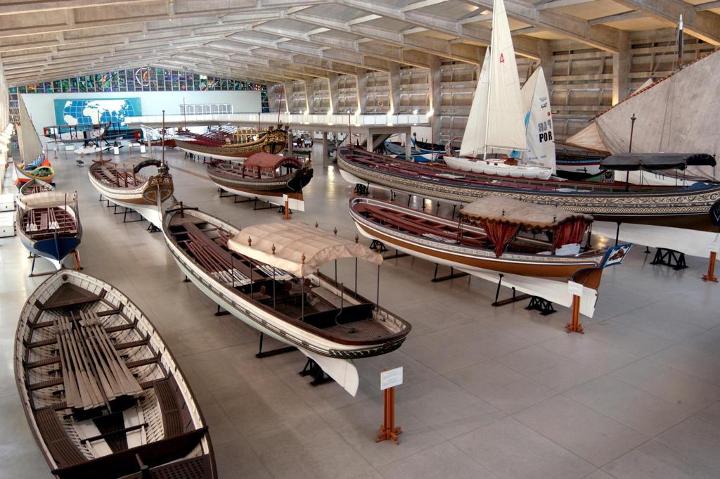 MarinhaPT's tweet photo. Famílias e amigos recebem prenda especial nos 160 anos do Museu de Marinha! 🎁🌊

Saiba mais em https://t.co/BlwQpd79yf

#marinhaportuguesa #museudemarinha #160anos #marinhacultura #juntostemos160anos https://t.co/eRjP95pB7C