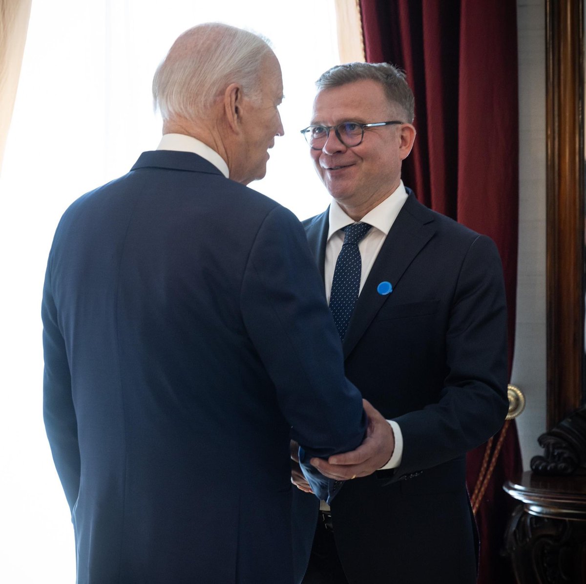 Mikmo's tweet image. Pidän kaksin käsin kiinni &amp;lt;edes jostain&amp;gt; niinku