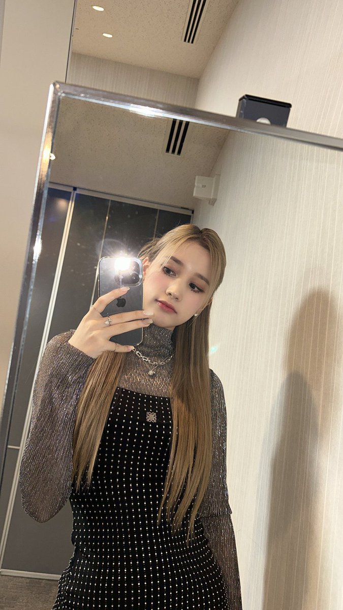 flashy like a blinding shutter. i popped myself to refract my own reflection in the mirror ” i really like my style! with my hair tied and half unraveled, the carving of my face looks firm in this photo. i'm sure you also love how i look here! ✿🪞