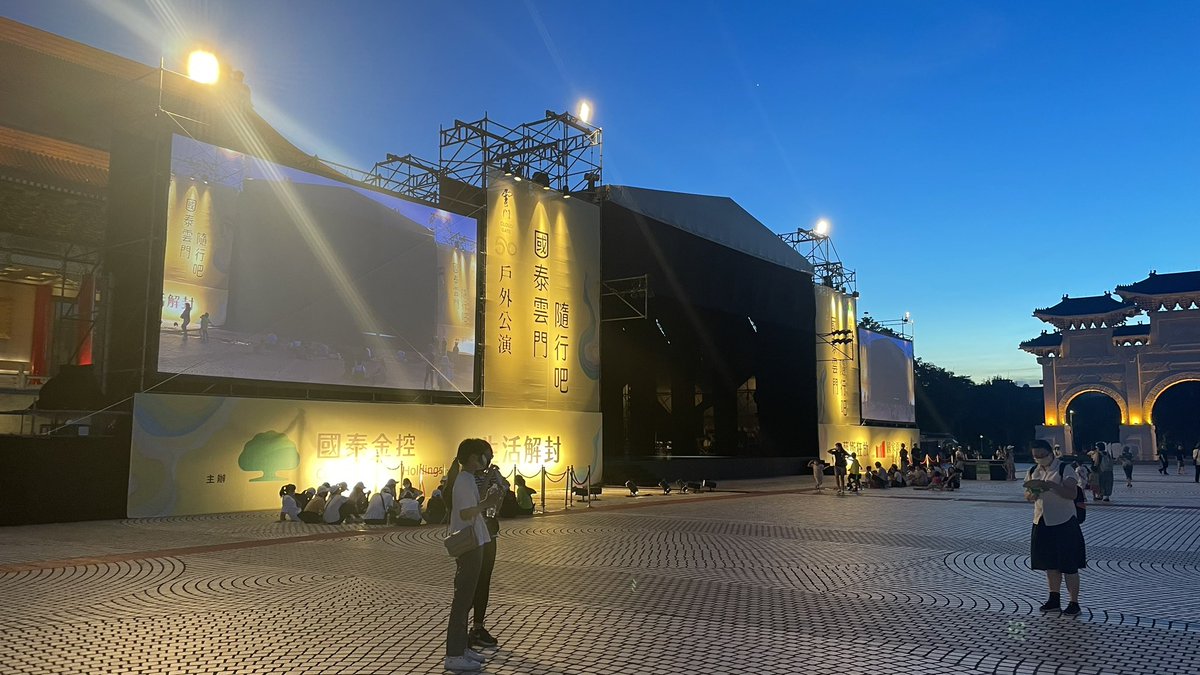 cloudgatedance's tweet photo. What’s happening tonight on stage? A public dance class for all of course! 🥳 Performance is tomorrow Saturday evening at 19:30 with 13 TONGUES! #taipei
#cloudgatedance https://t.co/uex9MJpCVz