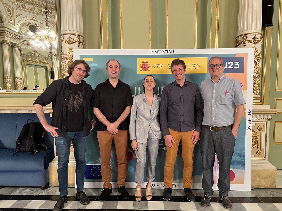 PREMIERE tweet media