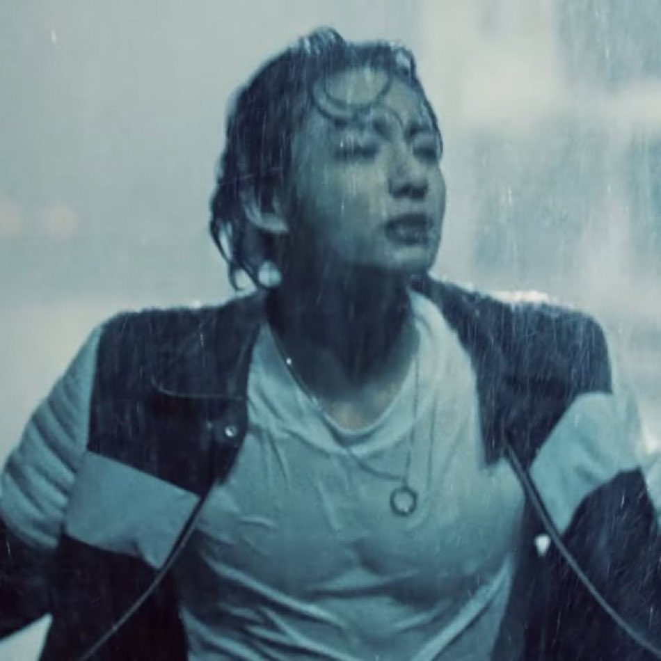 magicshoppatch's tweet image. Actual footage from when the skies opened up on Jungkook at GMA #JungKook #JungKookOnGMA