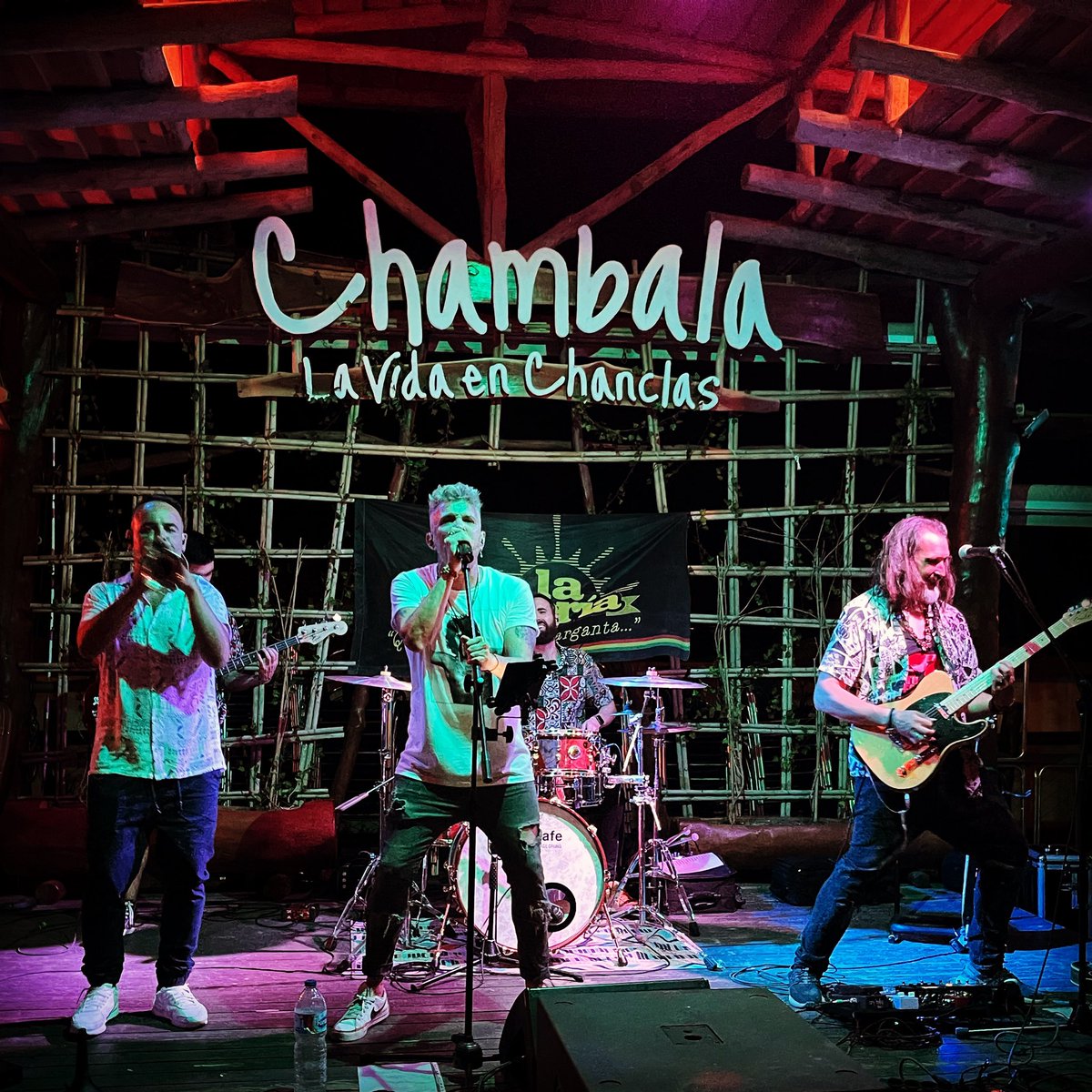 La_Dstyleria's tweet photo. Anoche lo pasamos de lujo en @chambalaelpalmar cantamos, bailamos, reímos…Que más se puede pedir?
Gracias familia por la energía y gracias a la familia del Chambala por darnos gloria siempre🤘🔥👌
#ATuVera #summer2023 https://t.co/pZNH88fxto
