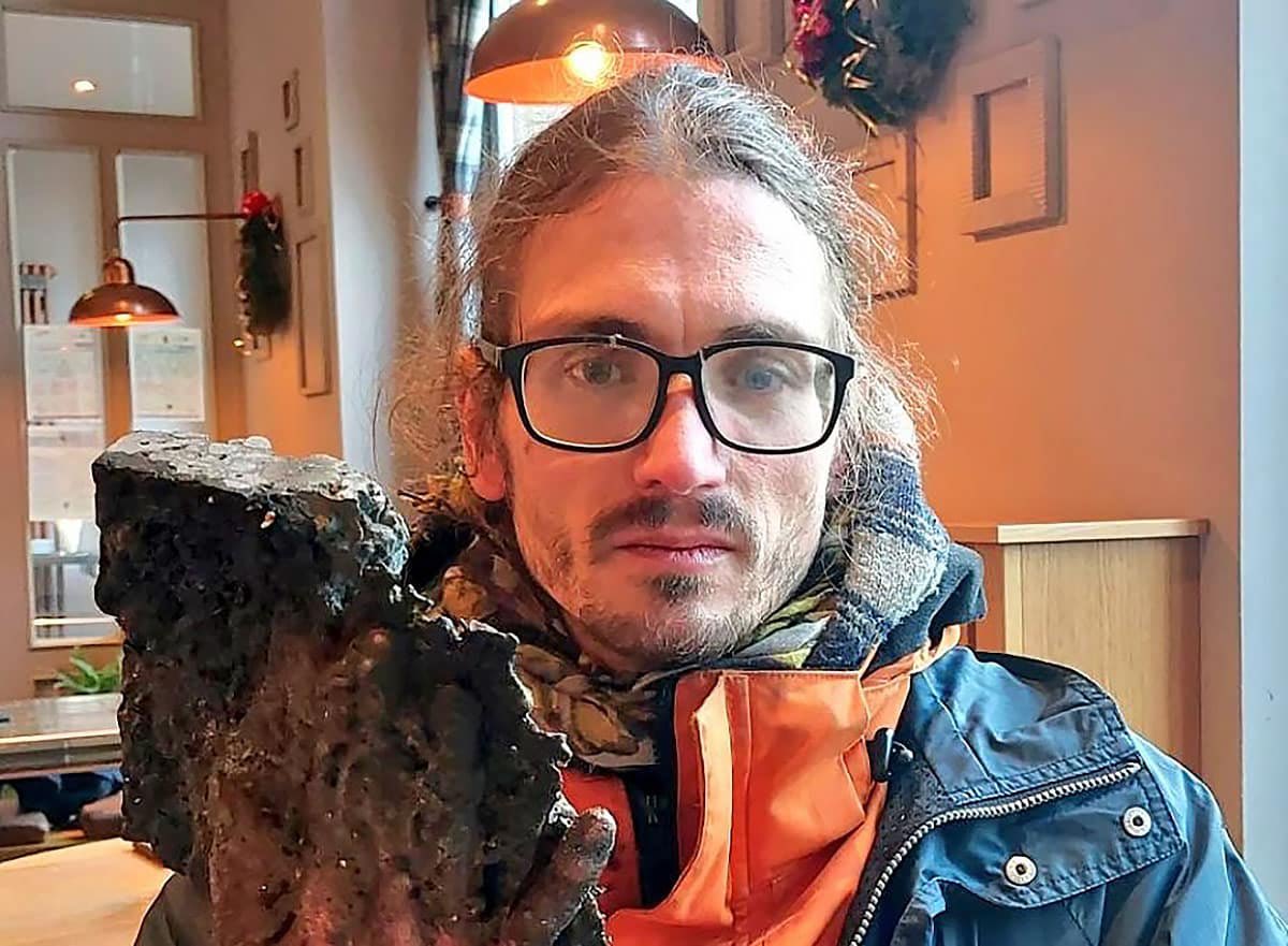 aaronmiodet's tweet photo. @CerfiaFR Ça me fait penser à ce mec qui s’était coller la main au bitume ( Ça se voit il est heureux d’avoir service à sa cause) https://t.co/Dhbe37l60y