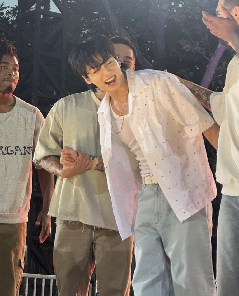 taebokkiii's tweet image. Jungkook looks so happy!! 🥺🤍