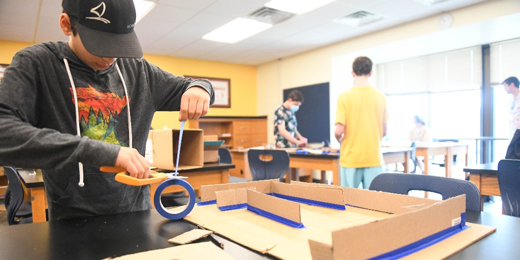 SSASummer's tweet image. Nothing says summer fun, like enjoying some of your favorite camp activities! From charades to painting, getting creative is just part of a normal day at #SSASummer Camp Ren. 🎨📐🎭🤸‍♂️ @shady_side