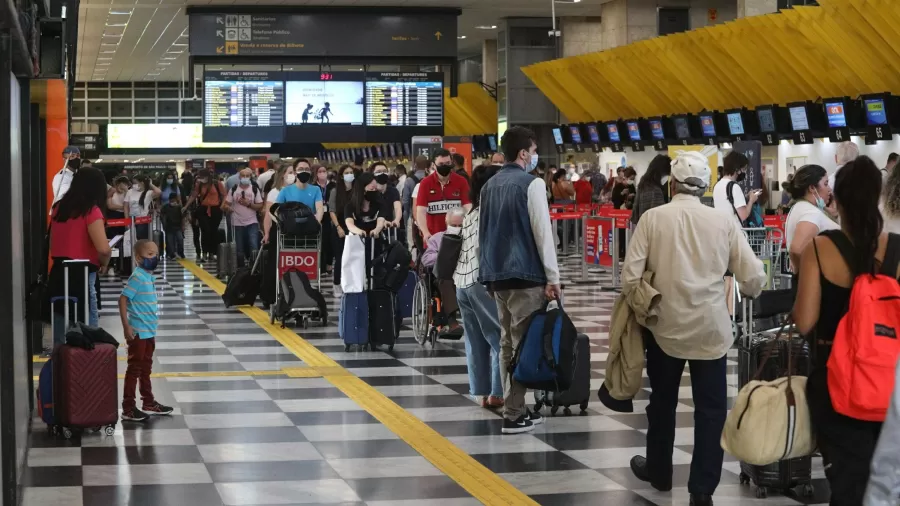 UOLNoticias's tweet photo. Programa Voa Brasil terá até 1,5 milhão de passagens a R$ 200 por mês, diz ministro Márcio França

➡️ Inicialmente, o programa será liberado apenas para aposentados e pensionistas que não voaram nos últimos 12 meses. Cada pessoa vai poder comprar 4 trechos por vez https://t.co/S1fZ2N1L2J