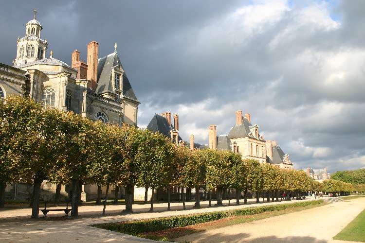 'Fontainebleau is renowned for its enormous 1900-room Renaissance chateau, hosting  who’s who of French royalty since the 12th Century.' Enroute to Fontainebleau! bit.ly/parisfontaineb… #explorefrance #france #paris #fontainebleau #14Juillet2023 #FrenchMoments  #EnFranceAussi