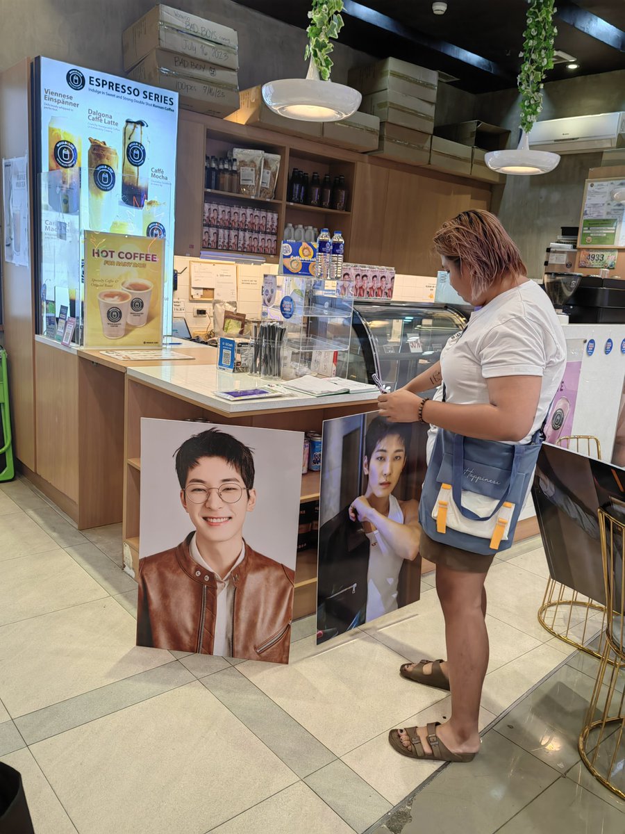 gyupachups's tweet photo. dropping of store decos and freebies.

1st stop: SM Grand Central 🌧🌩☔
@kimingyuzone 

JUSKO NAPAKAPOGI! https://t.co/UlYxmc2KfT