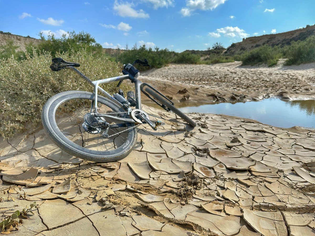 RikiAbad's tweet photo. Hoy toco enseñarle la Bardena a la Cipollini.
Buena vuelta entrando por el Embalse del Ferial, Castildetierra y monumento del Pastor.
Cuatro horas y media de disfrute, al final un poco de calor🥵
#gravel #cipolliniago #bardenasreales #castildetierra #puravida https://t.co/Ohzmv5uHsi
