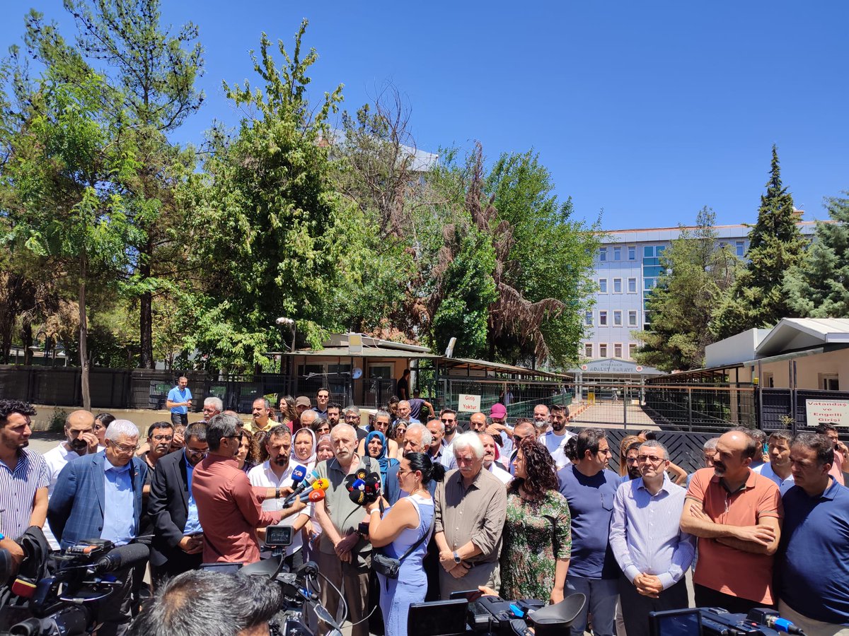 PEN Norway observes Kurdish media case, "We do not see this treatment being meted out in the same way to  non-Kurdish journalists and we are alarmed at this blatant  discrimination &amp; attempts to shut down the media representing  Kurdish voices in Turkey.”

norskpen.no/eng/nyheter/pe…