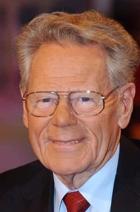 #توفى العالم السويسري هانز كونج بعد رحلة 
بحث عن الحقيقة ، وكان من علماء اللاهوت
المسيحيين وبعد سنين واعوام طوال في البحث... 

أخرج كتابه الذي كان كالصاعقة على الفاتيكان
والمبشرين ودعاة التنصر..
وأعلن إسلامه وصار من المدافعين عن الإسلام..
واسلم أقرب اصدقائه  .

من أقوال هانز كونج