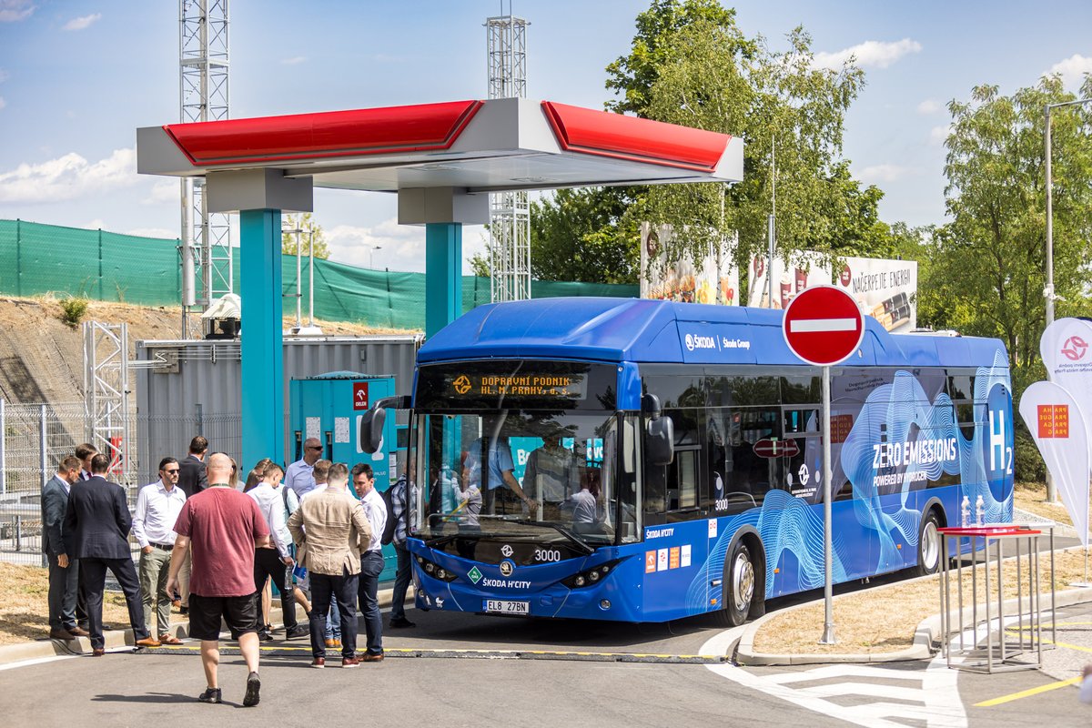 Ode dneška jezdí! Praha má první vodíkový bus v ČR nasazený na pravidelné lince. Dnes jsme jej slavnostně uvedli do provozu na naší vodíkové stanici ORLEN na pražském Barrandově. Děkujeme za spolupráci <a href="/GrupaORLEN/">ORLEN</a> <a href="/ORLENUnipetrol/">ORLEN Unipetrol</a> <a href="/PrahaEU/">Hlavní město Praha</a> <a href="/DPPOficialni/">Dopravní podnik hl. m. Prahy, akciová společnost</a> <a href="/SkodaGroupCZ/">Škoda Group CZ</a>