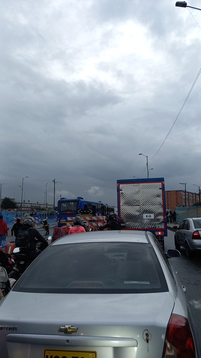 Jennitapi1's tweet photo. @BogotaTransito @SectorMovilidad Monumental trancon av. Cali frente al portal americas #transmilenio #citytv https://t.co/4IfvrnKPCP
