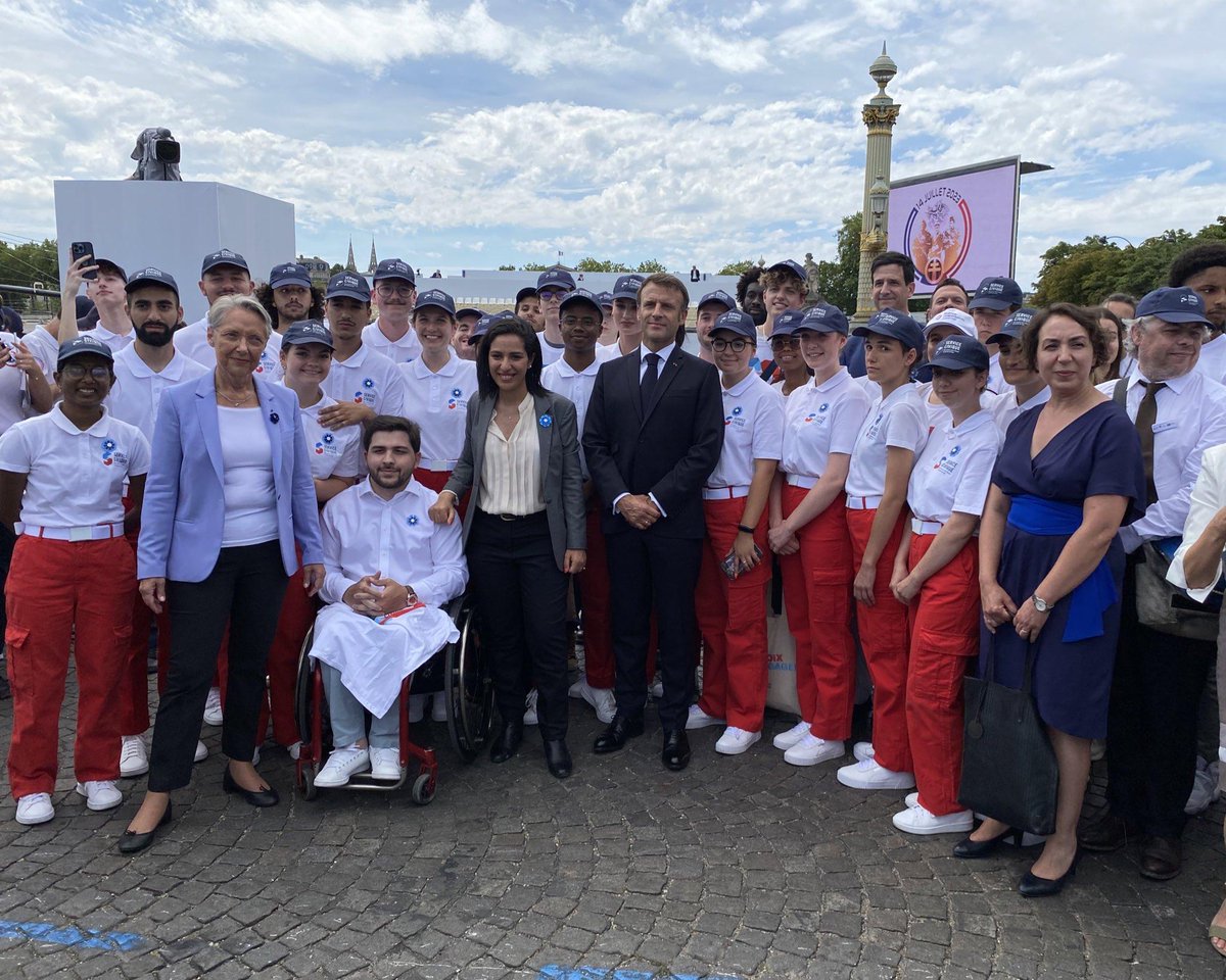 FVolontaires's tweet photo. 🇫🇷 #14juillet
Après le défilé, fierté et émotion pour les 17 jeunes en #ServiceCivique qui ont défilé sur les Champs Élysées ! Rencontre mémorable avec le président @EmmanuelMacron, @Brigitte1eDame  @Elisabeth_Borne, @sarahelhairy, @Thom_astro. Un grand moment ! https://t.co/EEt7UQWh5O