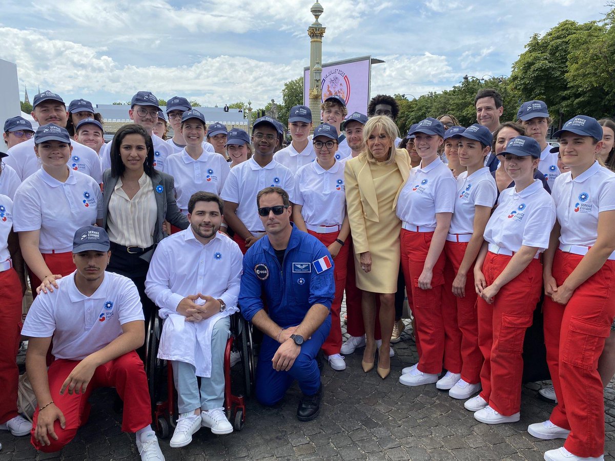 FVolontaires's tweet photo. 🇫🇷 #14juillet
Après le défilé, fierté et émotion pour les 17 jeunes en #ServiceCivique qui ont défilé sur les Champs Élysées ! Rencontre mémorable avec le président @EmmanuelMacron, @Brigitte1eDame  @Elisabeth_Borne, @sarahelhairy, @Thom_astro. Un grand moment ! https://t.co/EEt7UQWh5O