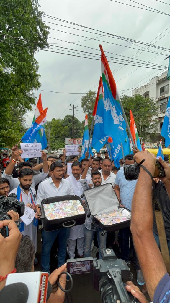 INCMP's tweet photo. शिवराज सरकार द्वारा किए गए पटवारी भर्ती घोटाले के खिलाफ मध्यप्रदेश एनएसयूआई द्वारा विरोध प्रदर्शन किया।

भर्ती घोटाले को दबा रहे हैं,
युवाओं का भविष्य खा रहे हैं।

"शर्म करो शवराज" https://t.co/6ckbhnu0yh