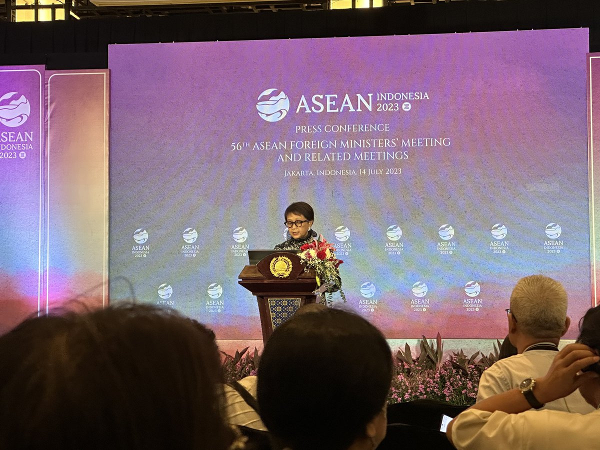 HAPPENING NOW: <a href="/ASEAN/">ASEAN</a> chair Indonesia FM <a href="/Menlu_RI/">Menteri Luar Negeri Republik Indonesia</a> says at end of week-long meeting:

“On #Myanmar, 5pt consensus remains priority 

ASEAN encourages dialogue, condemns violence 

Myanmar is complex issue and Indonesia will do the right thing for Myanmar”