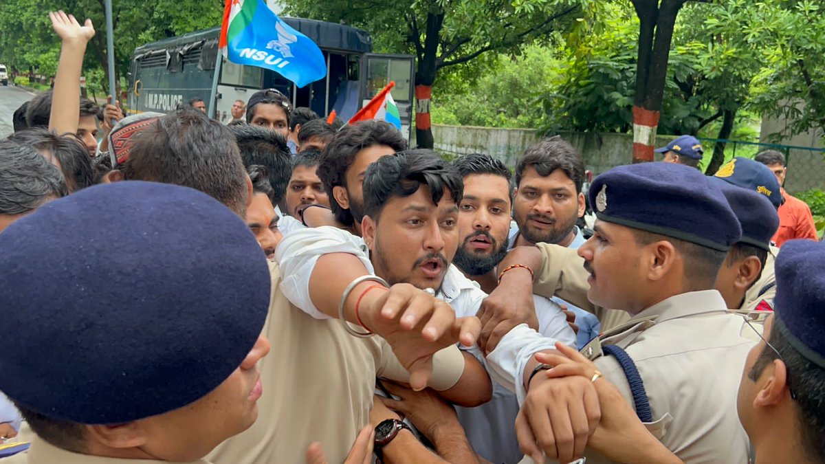 INCMP's tweet photo. शिवराज सरकार द्वारा किए गए पटवारी भर्ती घोटाले के खिलाफ मध्यप्रदेश एनएसयूआई द्वारा विरोध प्रदर्शन किया।

भर्ती घोटाले को दबा रहे हैं,
युवाओं का भविष्य खा रहे हैं।

"शर्म करो शवराज" https://t.co/6ckbhnu0yh