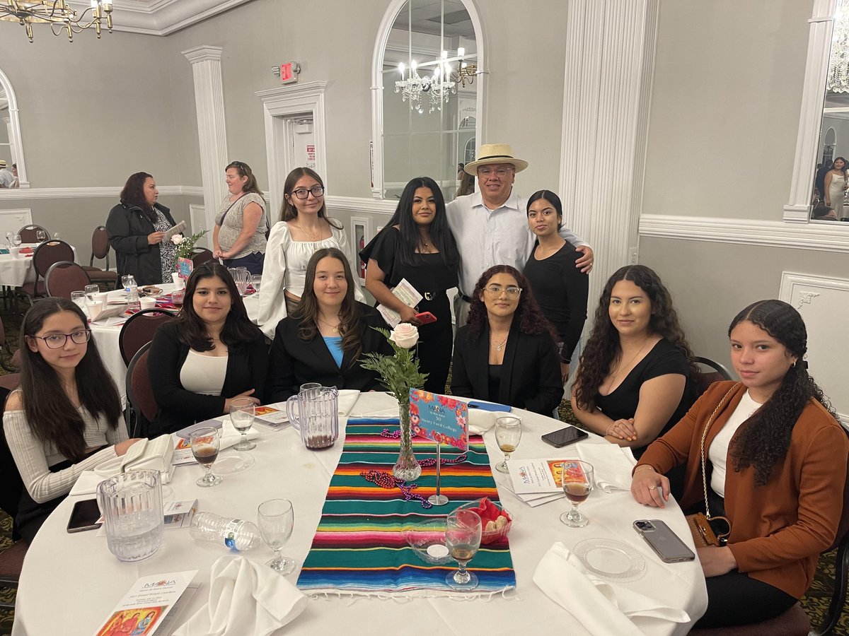 aztecwaterman's tweet photo. #CCAHS #MANA #BRINDIS #LUNCHEON 
Gracias MANA de Detroit, our students enjoyed the event! https://t.co/NXk0LG62is