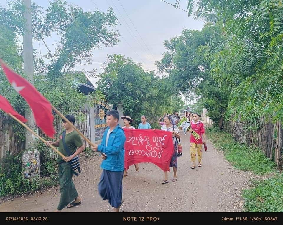 MaybomeM's tweet photo. Pro democracy youths in a village, Yinmarbin Township, are still marching with vigor to keep opposing the military dictatorship.  #WarCrimesOfJunta #2023Jul14Coup #WhatsHappeningInMyanmar https://t.co/R3YRCm2OFT