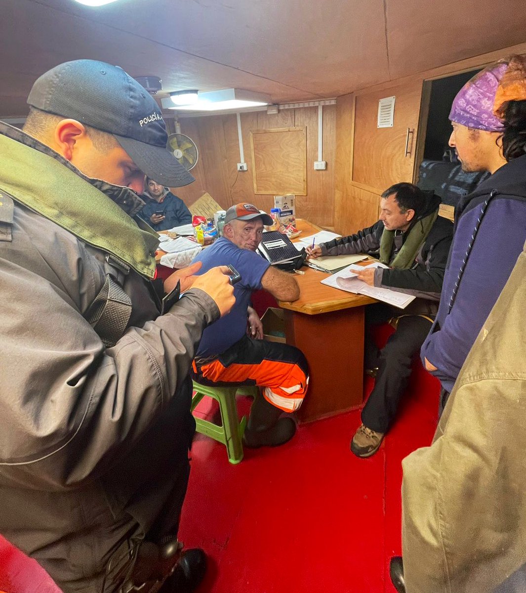 drtloslagos's tweet photo. 📍En el Sector Lincay, comuna de #Puqueldón, la #IPTCastro junto a Capitanía de Puerto de #Chonchi fiscalizan el centro de cultivo de la empresa MOWI CHILE S.A.🐟, con el fin de velar la legislación laboral y materias de higiene y seguridad, comprometidos con el #trabajodecente https://t.co/jBNo4zVbHa