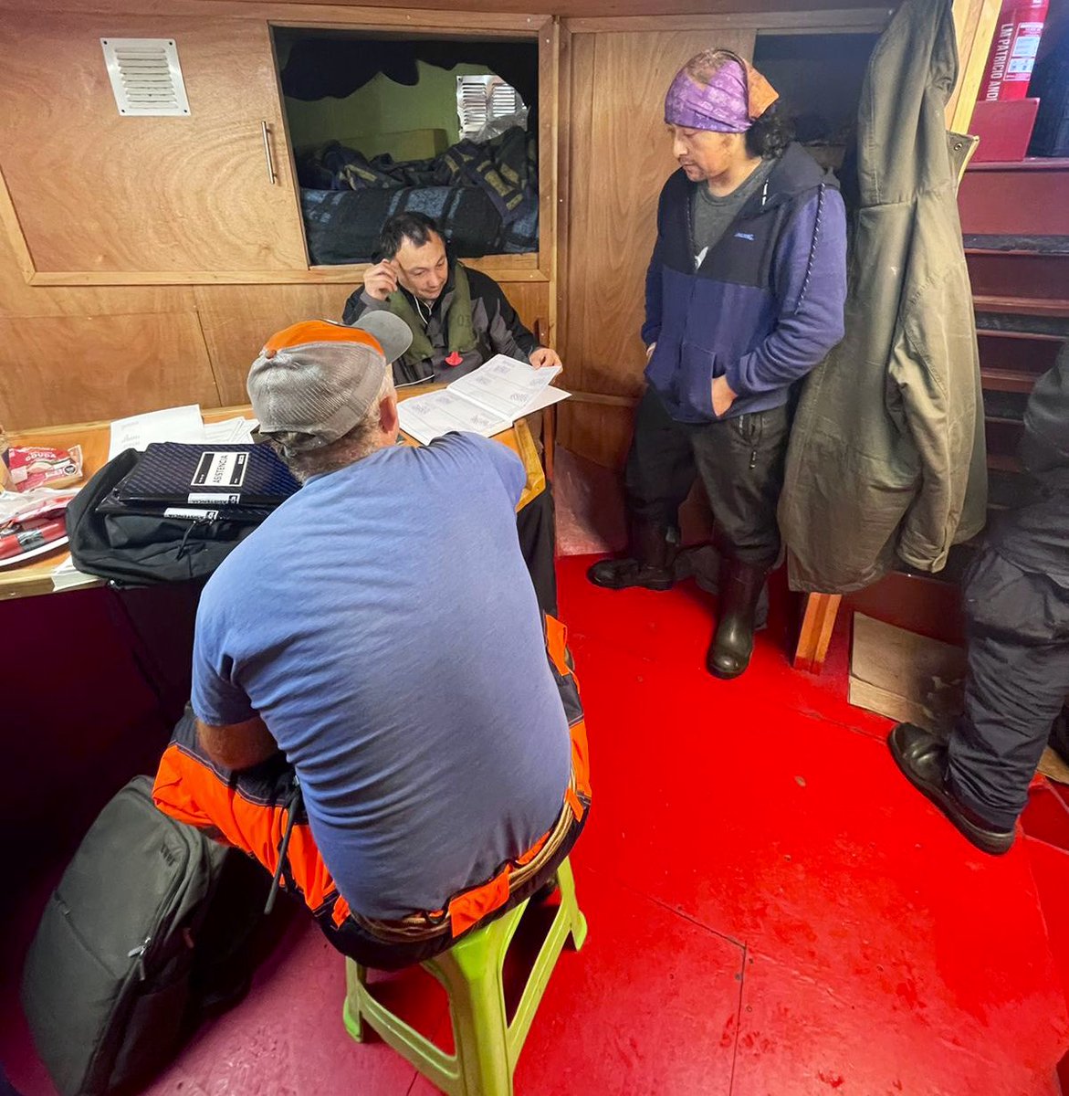 drtloslagos's tweet photo. 📍En el Sector Lincay, comuna de #Puqueldón, la #IPTCastro junto a Capitanía de Puerto de #Chonchi fiscalizan el centro de cultivo de la empresa MOWI CHILE S.A.🐟, con el fin de velar la legislación laboral y materias de higiene y seguridad, comprometidos con el #trabajodecente https://t.co/jBNo4zVbHa