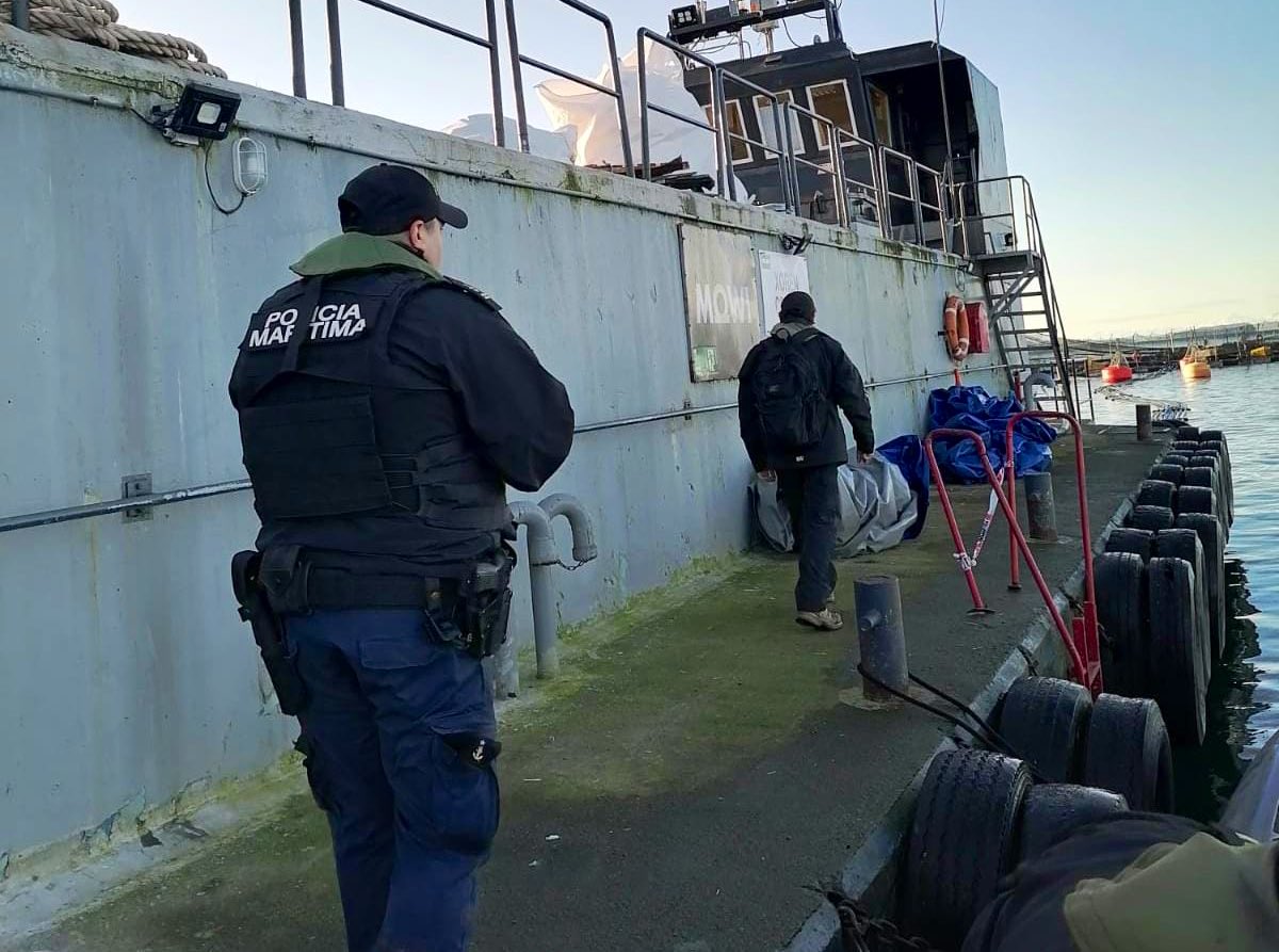 drtloslagos's tweet photo. 📍En el Sector Lincay, comuna de #Puqueldón, la #IPTCastro junto a Capitanía de Puerto de #Chonchi fiscalizan el centro de cultivo de la empresa MOWI CHILE S.A.🐟, con el fin de velar la legislación laboral y materias de higiene y seguridad, comprometidos con el #trabajodecente https://t.co/jBNo4zVbHa
