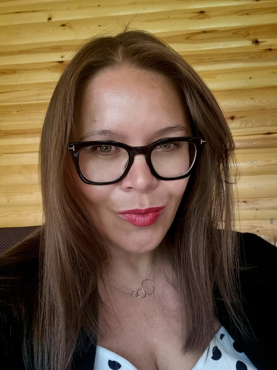 Had a highly entertaining chat with <a href="/BBCEssex/">BBC Essex</a>'s Rob Jelly yesterday about all things writing and the honour of being shortlisted for the #TheakstonAward. Tune in on Wednesday at 8pm to hear it in full. 📻 

P.S. This is my serious 'I'm on the radio, so I must not swear' face.